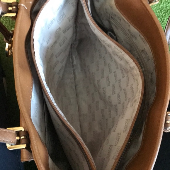 Authentic Michael Kors bag🎉won’t go lower - Picture 4 of 8